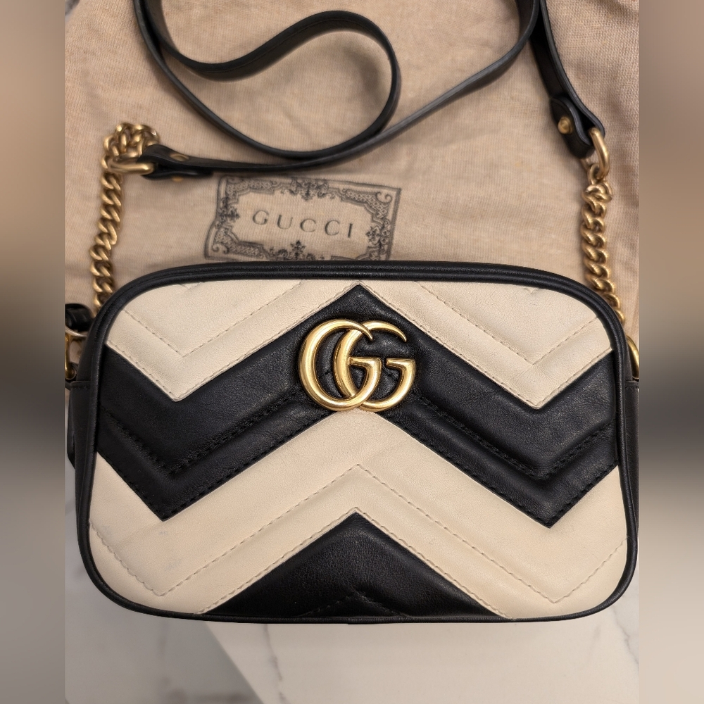 $950 DIRECT RARE Gucci Blk & Cream chevron leather camera bag! Exc condition π€ - Picture 3 of 15
